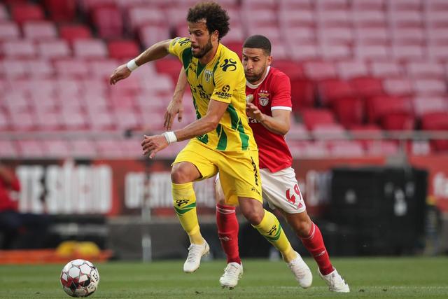 詹姆斯22+9关键时刻连得7分 湖人灭热火止连败